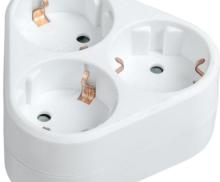 Разветвитель 3-м 16А IP20 Т-01/03 2P+PE треугольн. бел. IEK WTP10-16-03-Z-K01 ( адаптер , тройник )